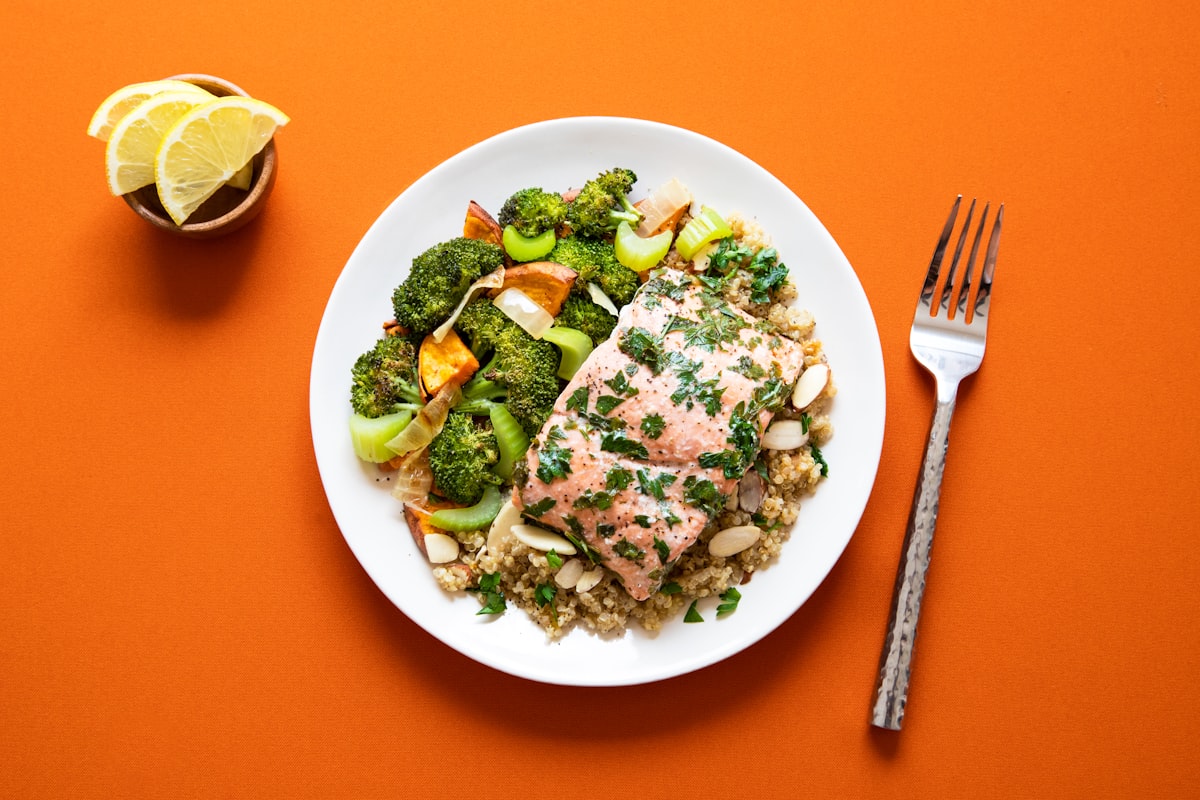 Ensalada de salmón y vegetales